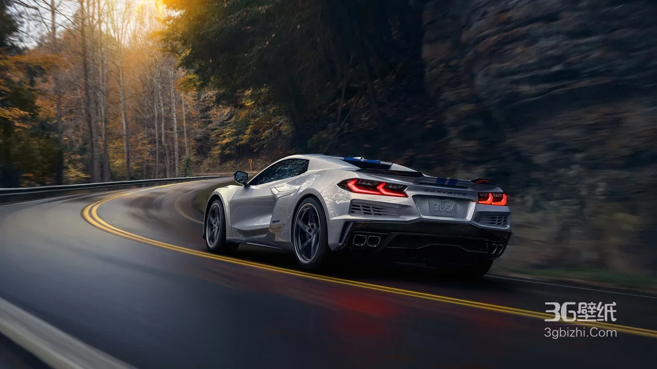 雪佛兰科尔维特·山间弯道疾驰 写实动感宽屏车机壁纸1