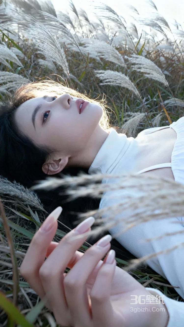 芦苇丛中白衣女子·唯美写实风 氛围感美女写真8