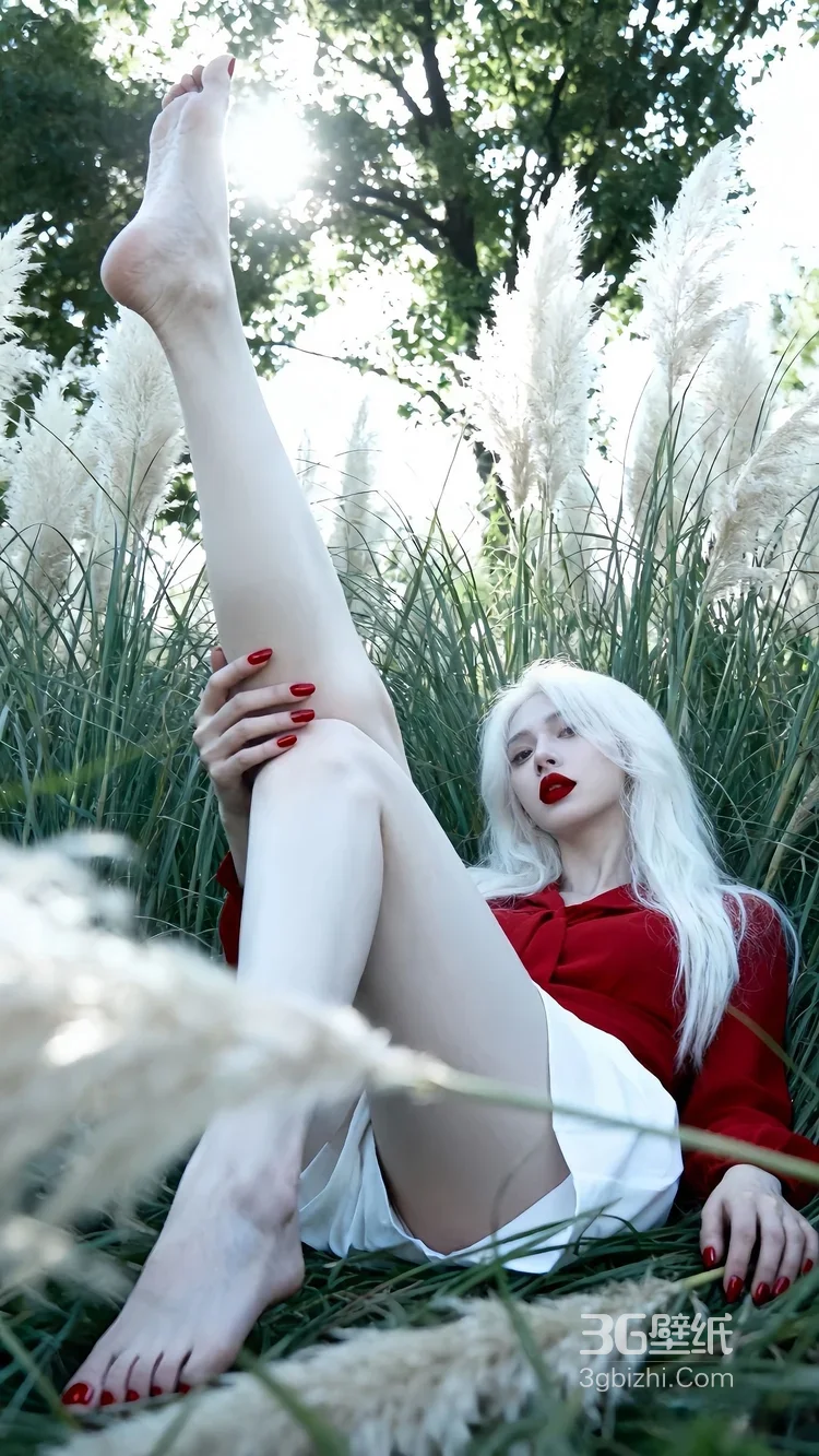 芦苇丛中白衣女子·唯美写实风 氛围感美女写真6
