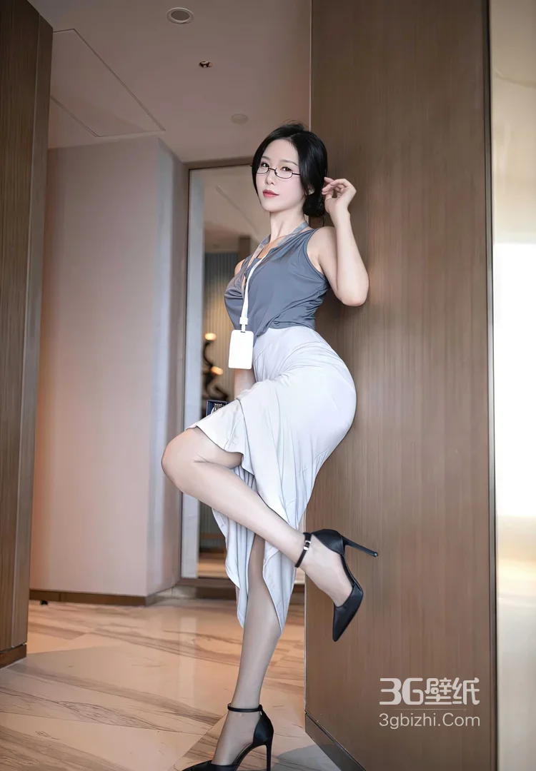 职场写实风女生·工牌眼镜干练穿搭 高人气职场风女生图5