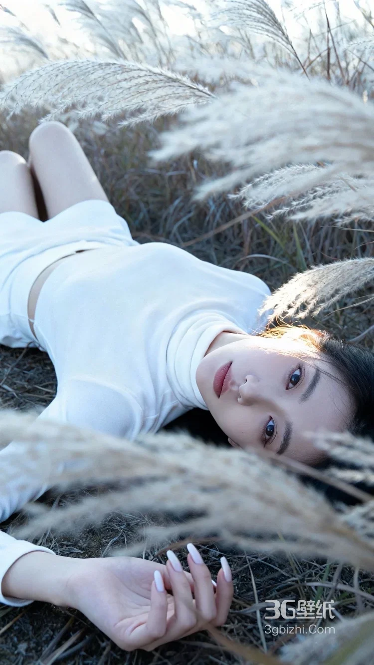 芦苇丛中白衣女子·唯美写实风 氛围感美女写真7