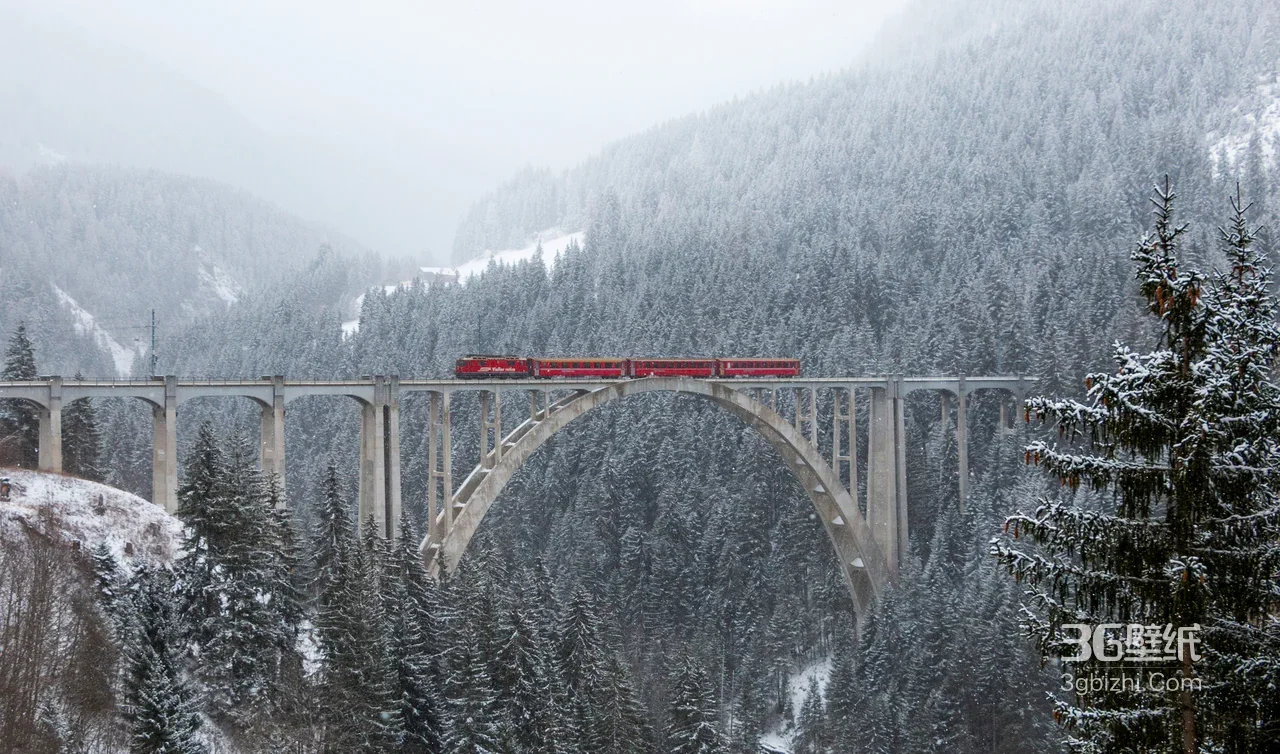 红色火车·高架桥雪景 唯美写实冬季森林铁路桥电脑壁纸1