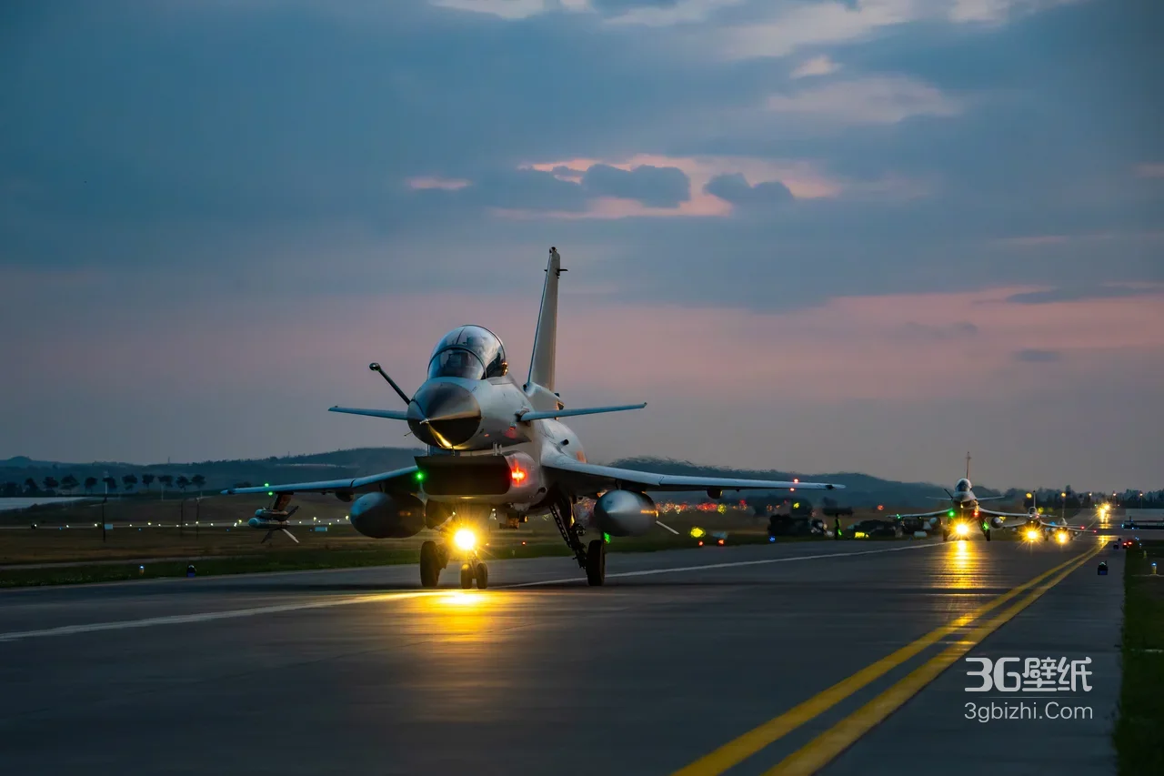 战机跑道滑行列阵·写实军事风·高热度军事战机壁纸1