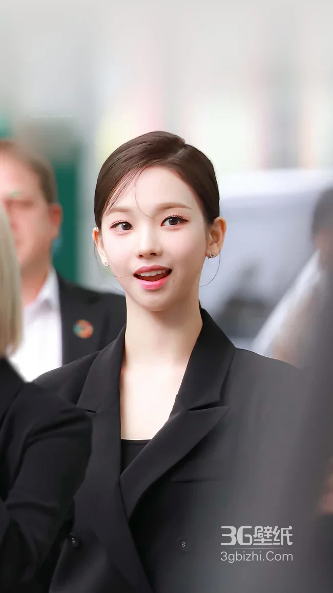 Karina·干练职场风 韩流艺人精致壁纸1