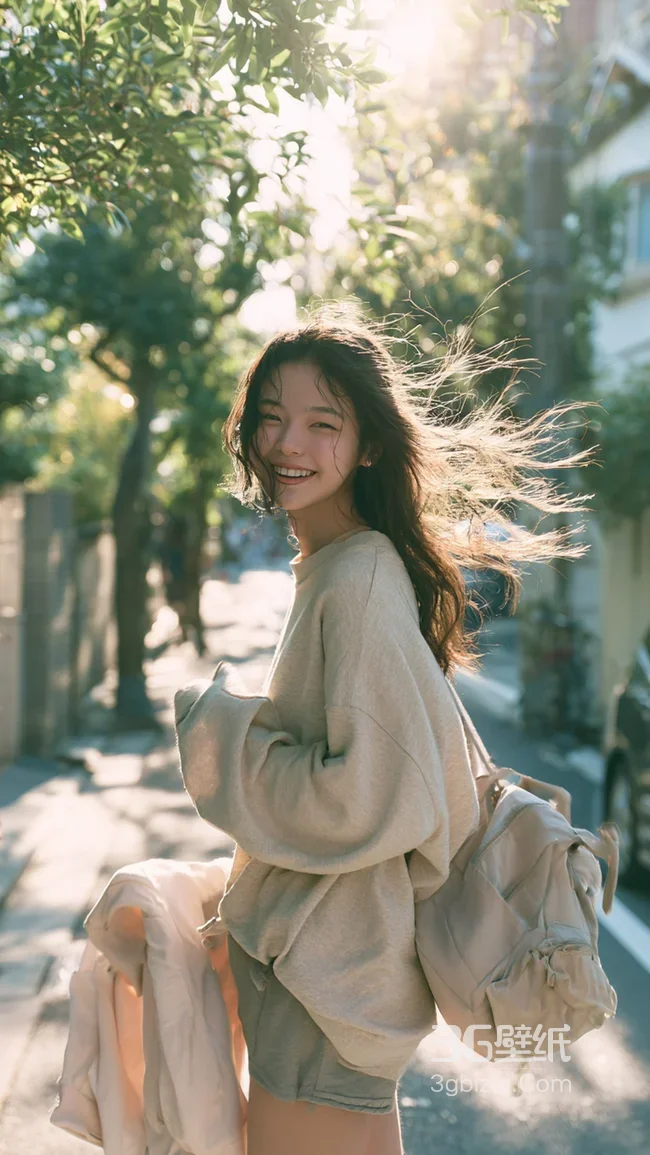 笑容治愈日系女孩·街道暖光风拂发丝 治愈系手机壁纸1