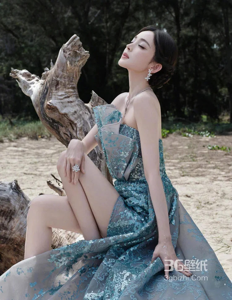 古力娜扎·蓝绿亮片抹胸裙 唯美户外写真 明星时尚大片2