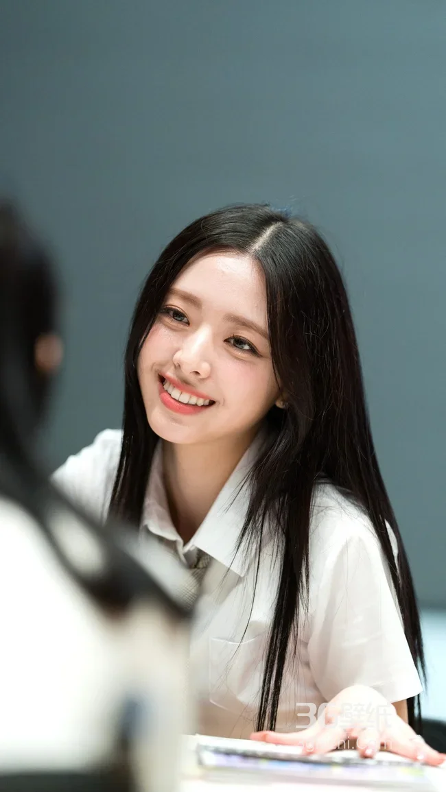 Minji·清新校园风微笑 韩娱偶像互动手机壁纸精选1