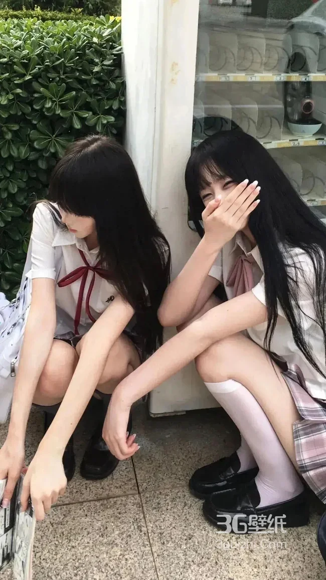 日系清新JK少女户外蹲坐 校园风手机壁纸1
