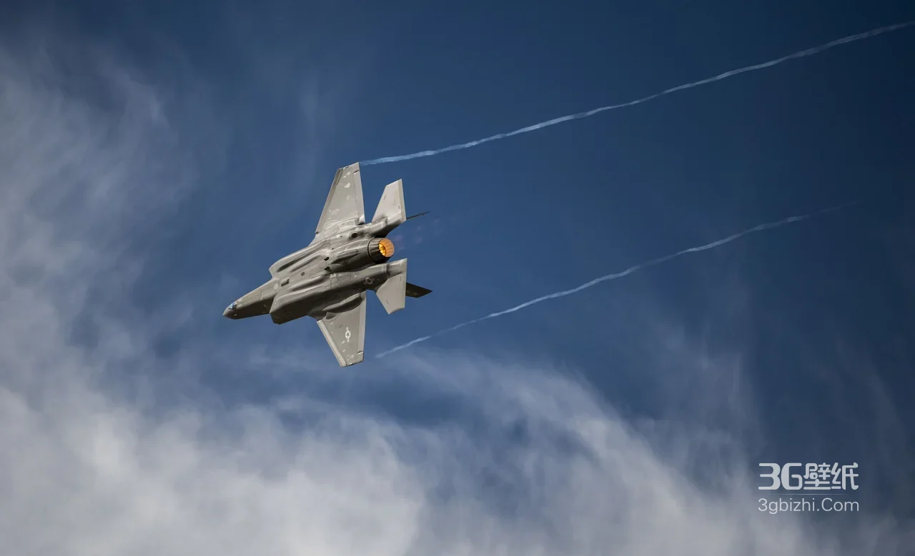 F-35战斗机·加力飞行 写实军事风 蓝天航迹高清壁纸1