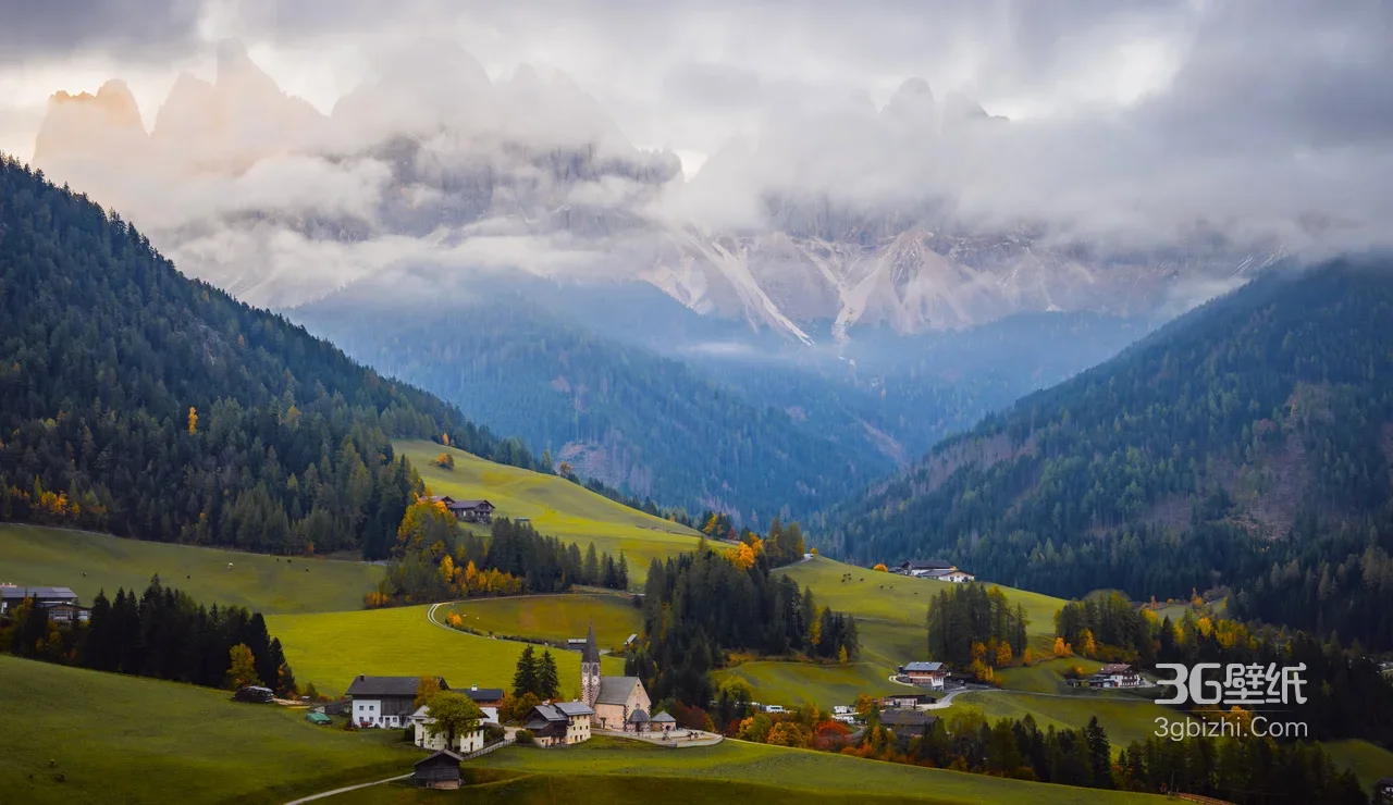 阿尔卑斯山村田园·云雾山脉秋景·唯美电脑壁纸1