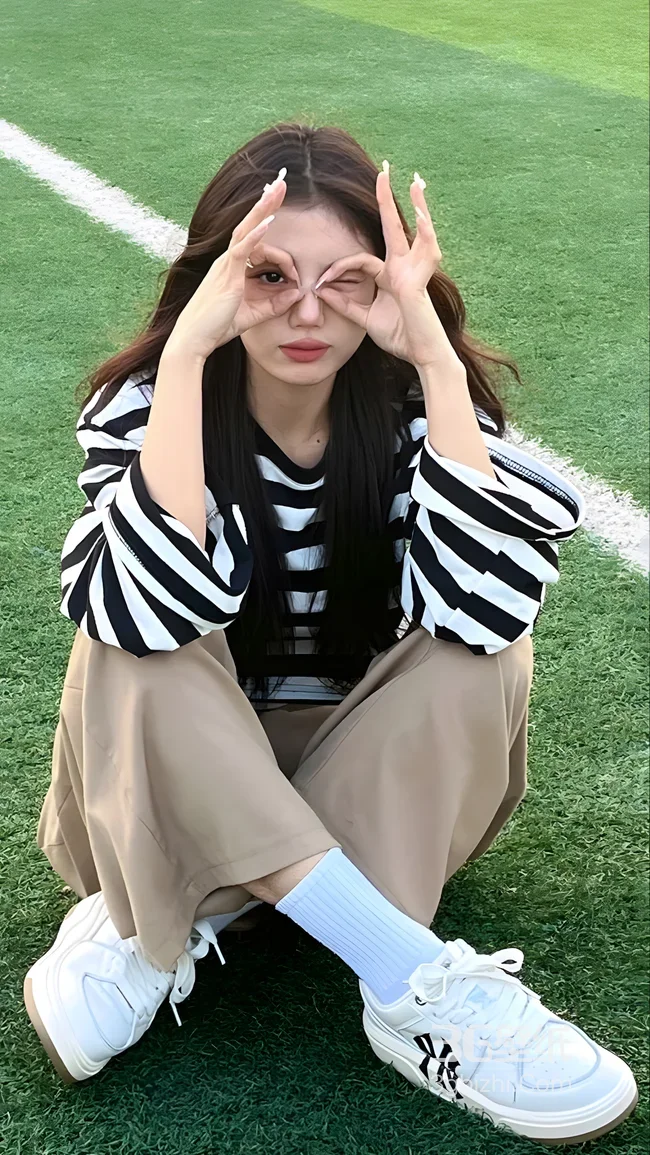 长发女生·条纹衫草坪搞怪 清新活力风手机壁纸1