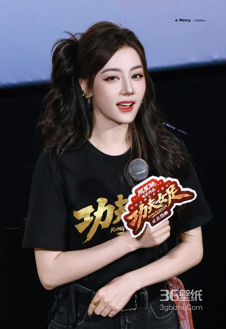 迪丽热巴·《功夫女足》路演 卷发造型 电影宣传现场4