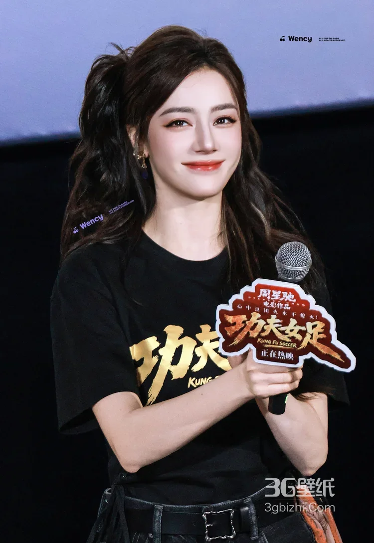 迪丽热巴·《功夫女足》路演 卷发造型 电影宣传现场2