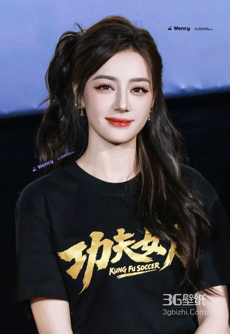 迪丽热巴·《功夫女足》路演 卷发造型 电影宣传现场5