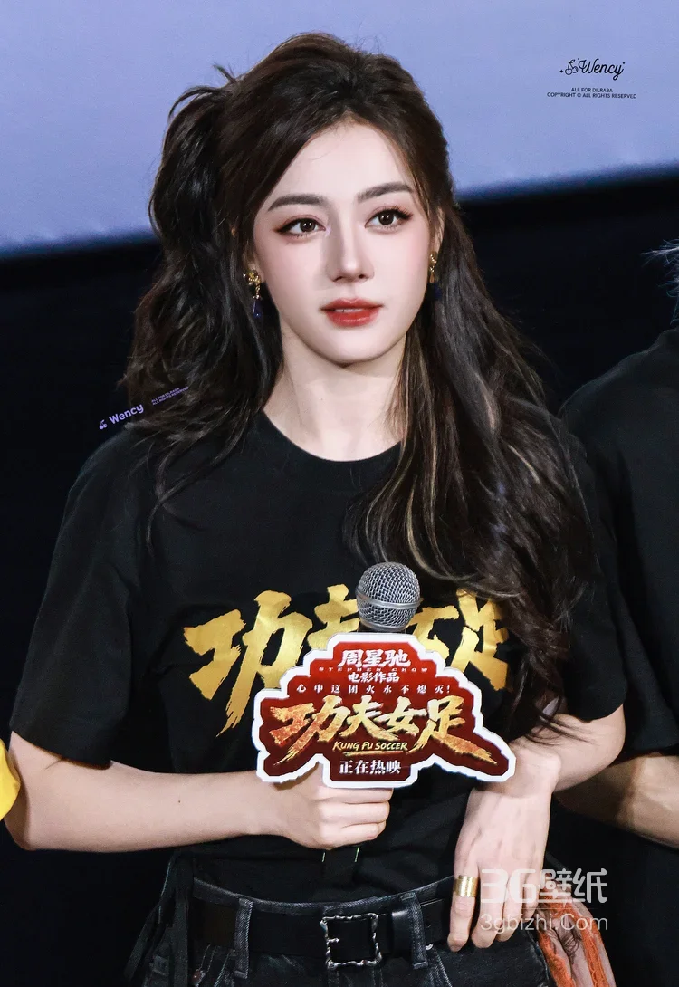 迪丽热巴·《功夫女足》路演 卷发造型 电影宣传现场3