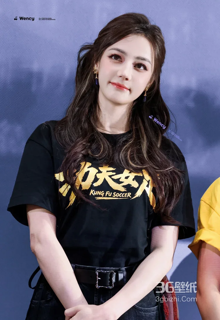 迪丽热巴·《功夫女足》路演 卷发造型 电影宣传现场9