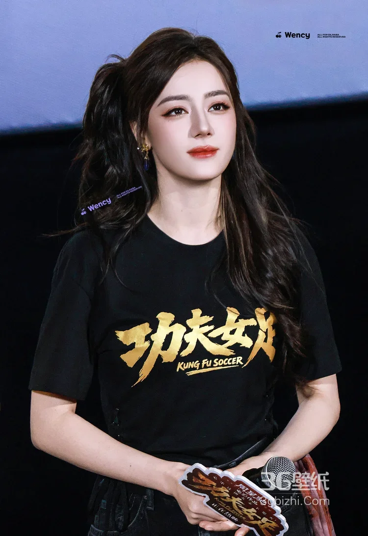 迪丽热巴·《功夫女足》路演 卷发造型 电影宣传现场6