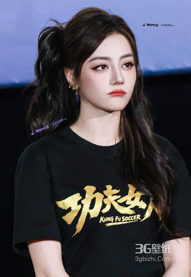 迪丽热巴·《功夫女足》路演 卷发造型 电影宣传现场1