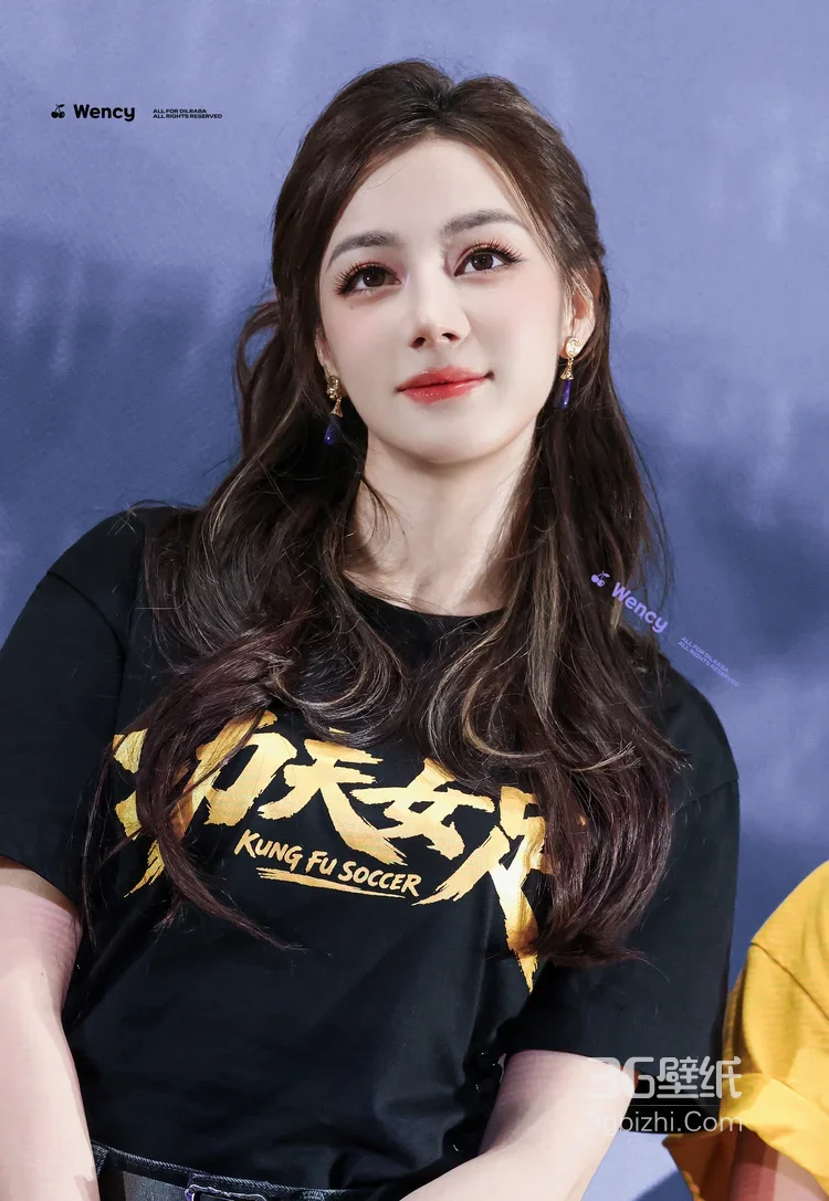 迪丽热巴·《功夫女足》路演 卷发造型 电影宣传现场7