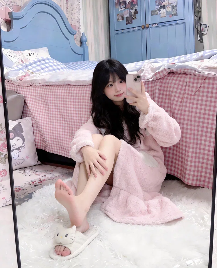 粉色毛绒睡衣少女卧室对镜自拍 居家纯欲风私房写真2