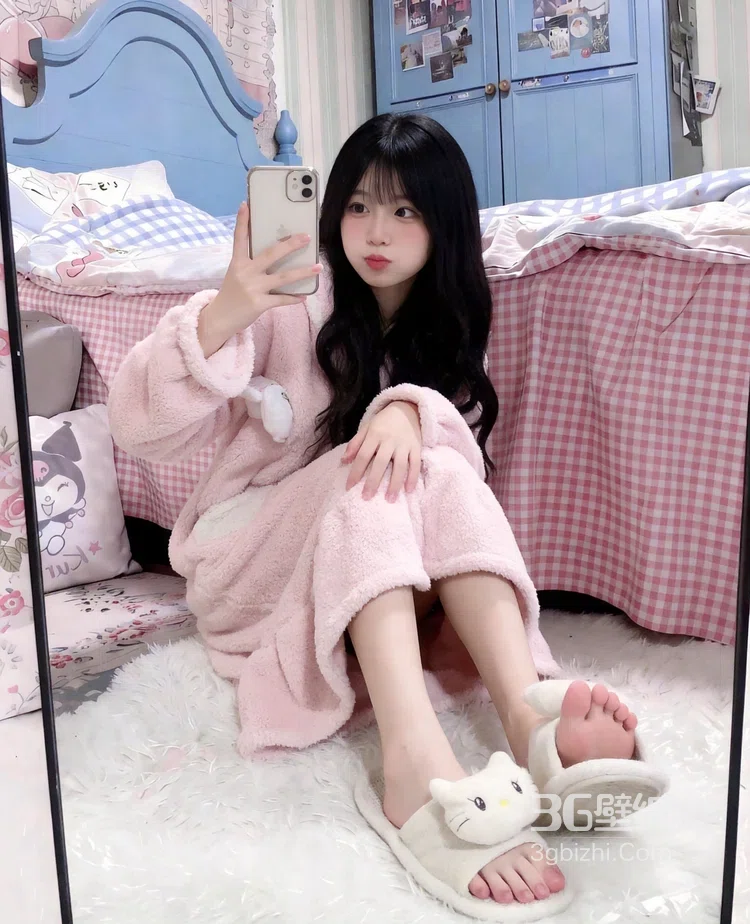 粉色毛绒睡衣少女卧室对镜自拍 居家纯欲风私房写真1