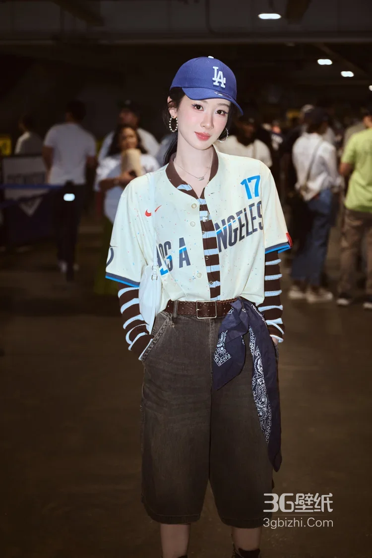 杨紫美式运动风街拍 LA棒球服休闲穿搭高清街拍7