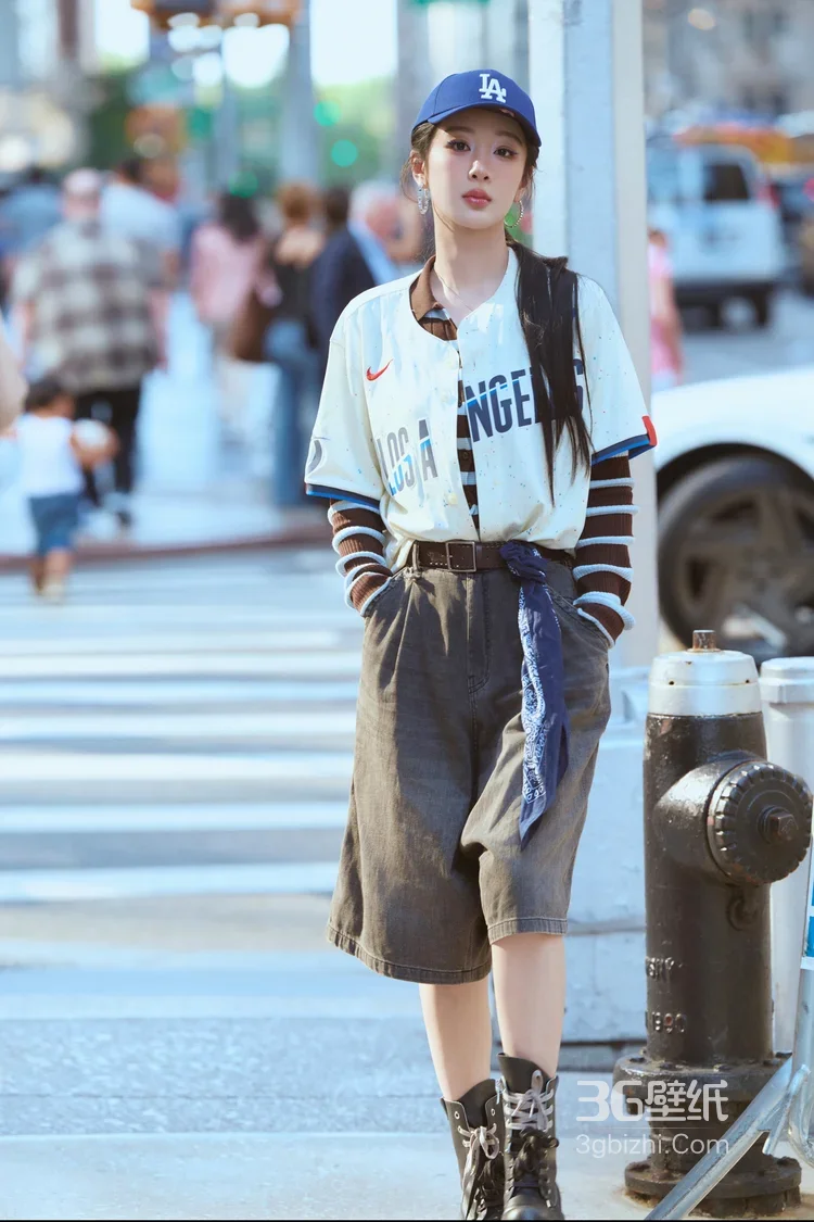 杨紫美式运动风街拍 LA棒球服休闲穿搭高清街拍5