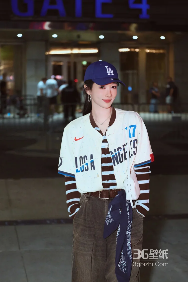 杨紫美式运动风街拍 LA棒球服休闲穿搭高清街拍1