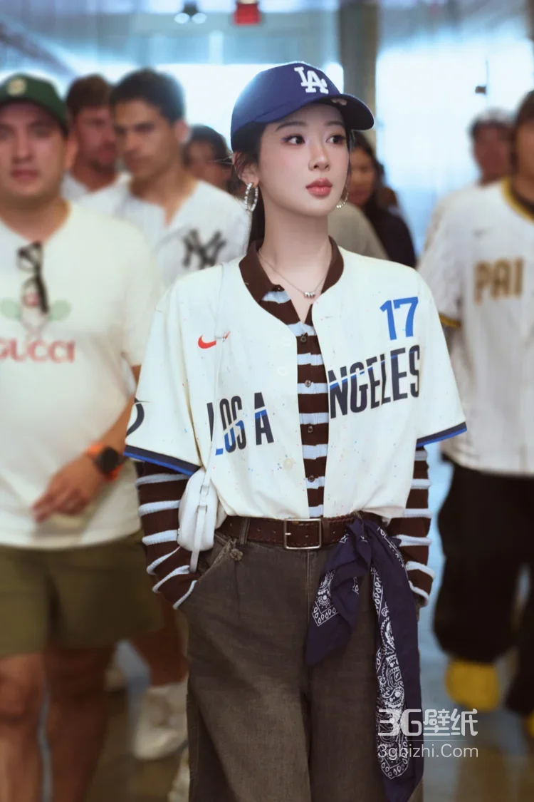 杨紫美式运动风街拍 LA棒球服休闲穿搭高清街拍2