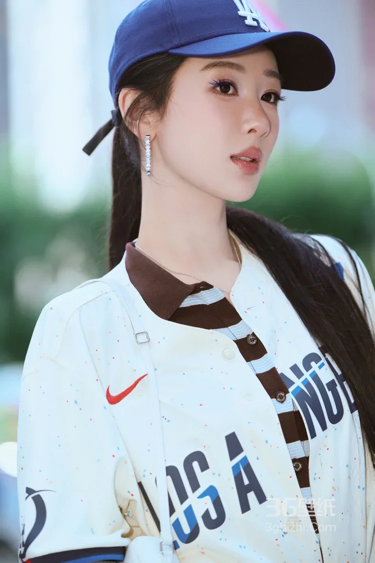 杨紫美式运动风街拍 LA棒球服休闲穿搭高清街拍13