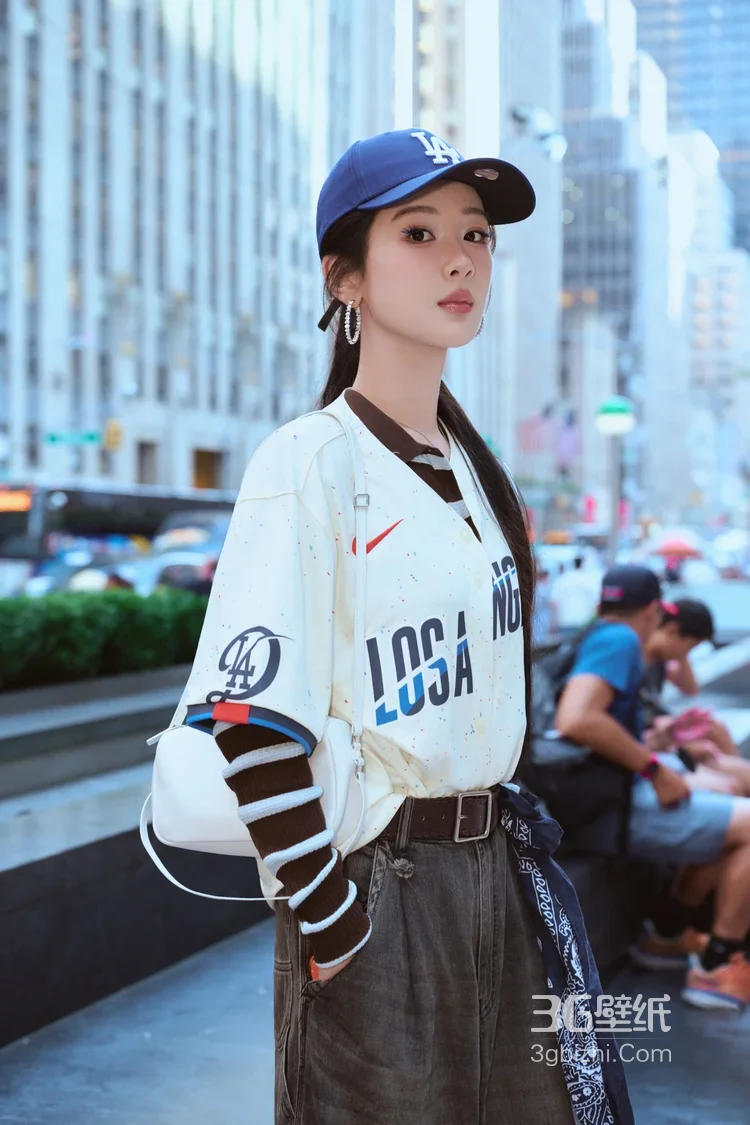 杨紫美式运动风街拍 LA棒球服休闲穿搭高清街拍3