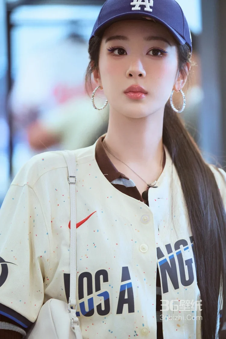 杨紫美式运动风街拍 LA棒球服休闲穿搭高清街拍11