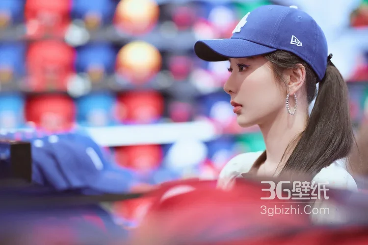 杨紫美式运动风街拍 LA棒球服休闲穿搭高清街拍4