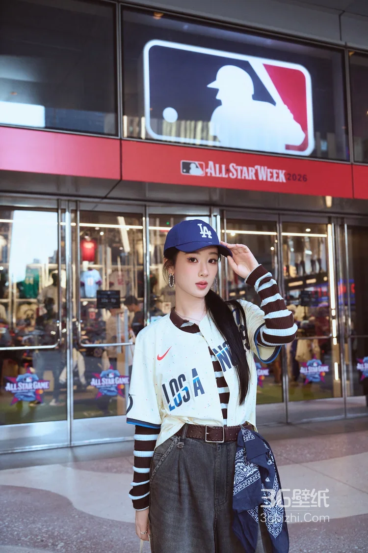 杨紫美式运动风街拍 LA棒球服休闲穿搭高清街拍10