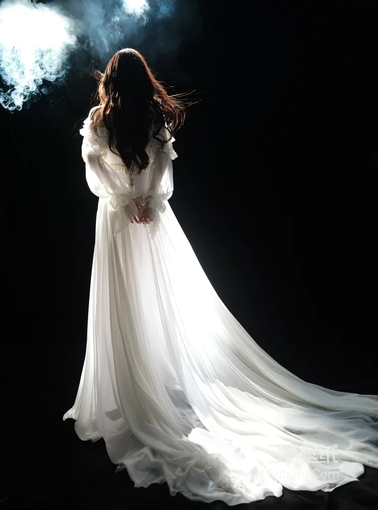 李一桐·透明冰晶配饰清冷氛围感 女星写真大片9