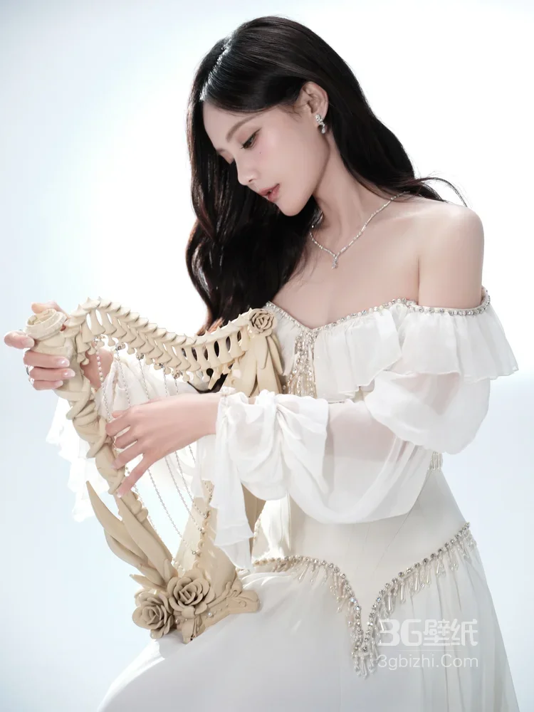 李一桐·透明冰晶配饰清冷氛围感 女星写真大片5