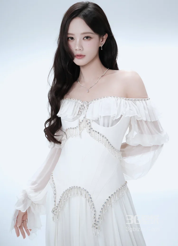 李一桐·透明冰晶配饰清冷氛围感 女星写真大片8