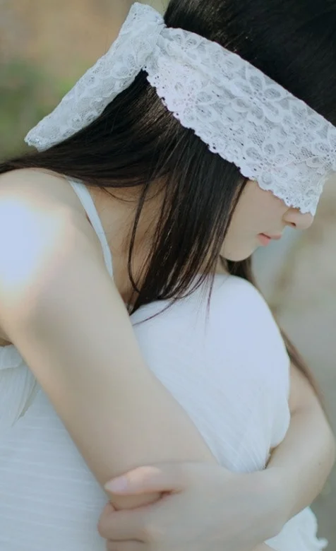 白色长裙女孩意境写真手机壁纸 – 高清 桌面壁纸 开放版权素材 免费下载 手机电脑通用背景图