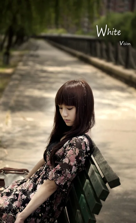公园长椅上的的美女 – 高清 桌面壁纸 开放版权素材 免费下载 手机电脑通用背景图