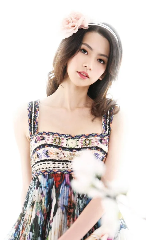 带着玫瑰发夹的唯美美女 – 高清 桌面壁纸 开放版权素材 免费下载 手机电脑通用背景图