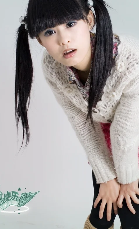 绑着2个小辫子的清纯美女手机桌面 – 高清 桌面壁纸 开放版权素材 免费下载 手机电脑通用背景图