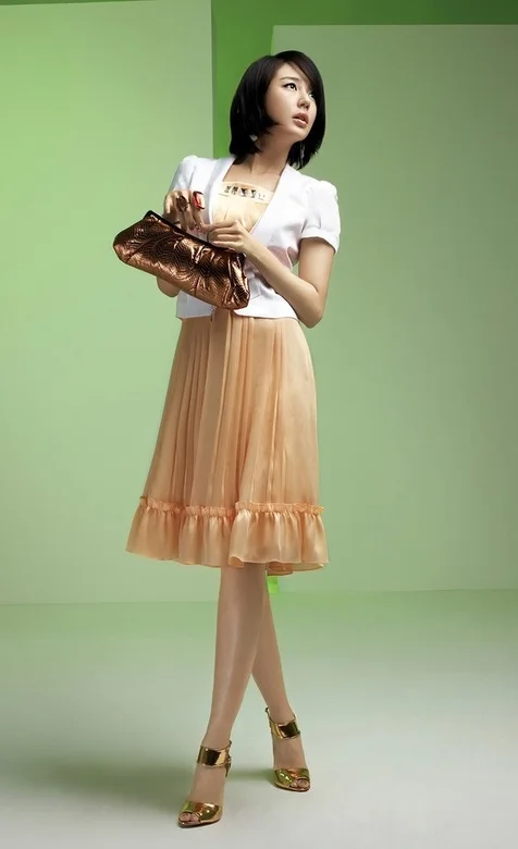 绿色背景下的职业美女手机壁纸下载 – 高清 桌面壁纸 开放版权素材 免费下载 手机电脑通用背景图