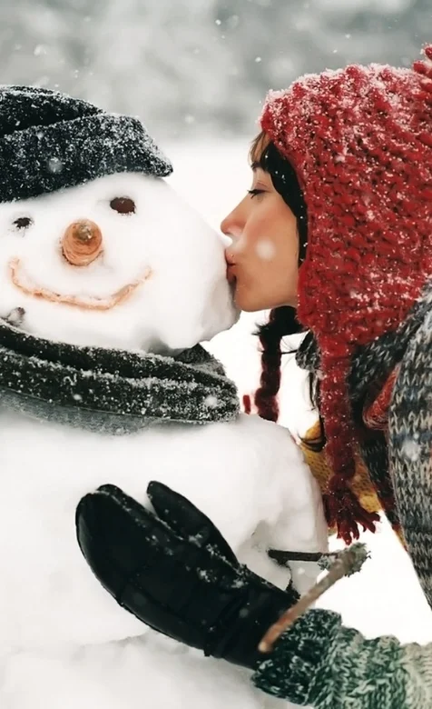 冬季美女与雪人高清苹果壁纸 – 高清 桌面壁纸 开放版权素材 免费下载 手机电脑通用背景图