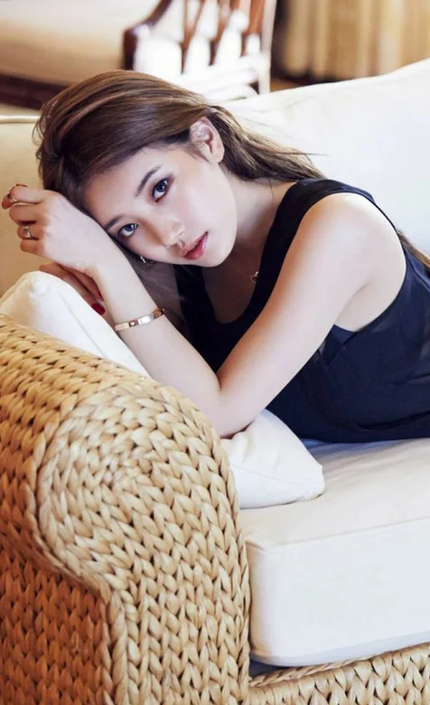 沙发上的清纯美女手机壁纸-iPhone17-1