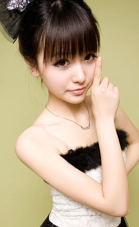 大眼萌美女手机桌面 – 高清 桌面壁纸 开放版权素材 免费下载 手机电脑通用背景图