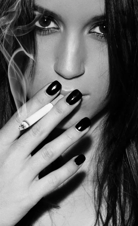 吸烟的性感欧美美女头像壁纸 – 高清 桌面壁纸 开放版权素材 免费下载 手机电脑通用背景图