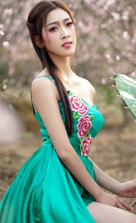 桃园里的古典美女手机壁纸 – 高清 桌面壁纸 开放版权素材 免费下载 手机电脑通用背景图