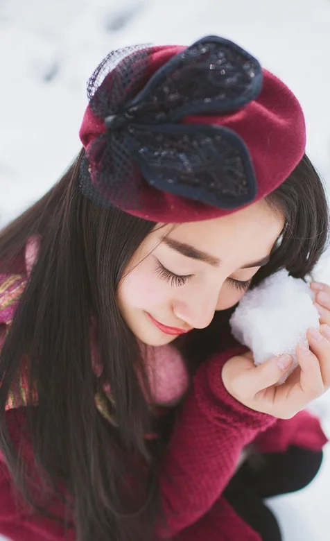 冬季雪地里戴着帽子的美女妹子手机壁纸 – 高清 桌面壁纸 开放版权素材 免费下载 手机电脑通用背景图
