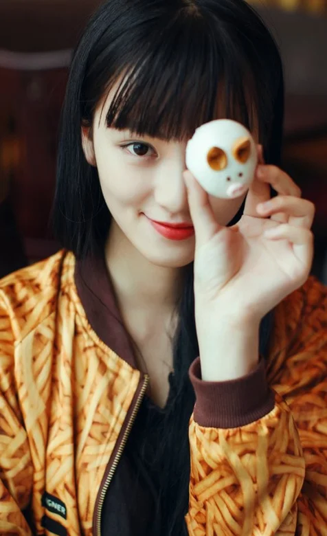 拿着鸡蛋自拍的女神黄灿灿高清手机壁纸 – 高清 桌面壁纸 开放版权素材 免费下载 手机电脑通用背景图