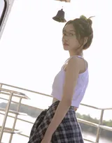 很清纯的穿白背心的少女写真套图